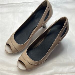 EASY SPIRIT Elegant Tan Peep-Toe Heels